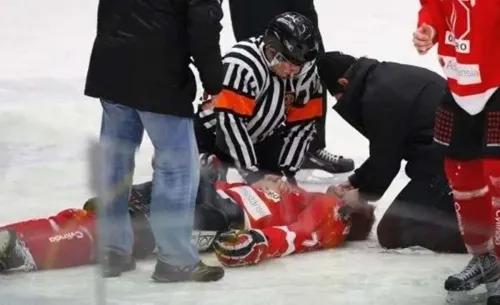Болельщики пожелали смерти игроку. Прямо на льду его спасал судья