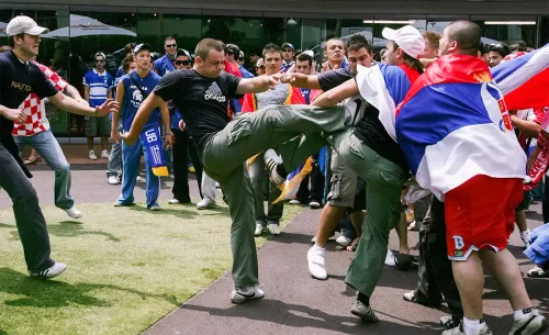 Разогнали фанатов газом. Australian Open стартовал с крупнейшей массовой драки