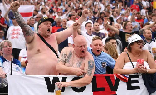 В главного тренера летели стаканы. Английские фанаты пережестили с Саутгейтом