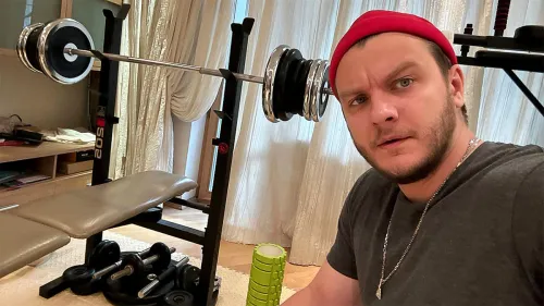 Превратил квартиру в «качалку». Как Веник из «Папиных дочек» помешался на спорте