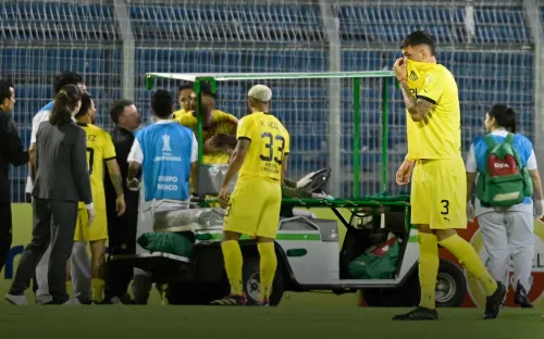 Фанаты разбили игроку голову камнем. Его госпитализировали без сознания