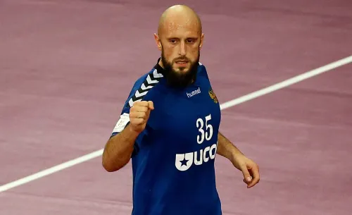 Девочка летела вниз головой. От неминуемой смерти её спас российский гандболист