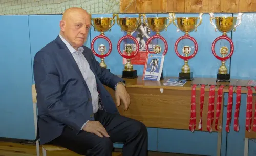 «Они остались лежать, а мы сели за стол». Как 55-летний самбист раскидал толпу хулиганов