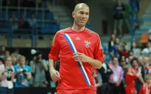 Безумный гол Зидана за сборную России. Пробил с разворота точно в «девятку»!