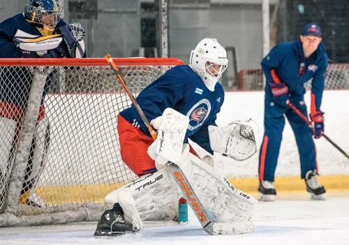 Парень из сибирского детдома сенсационно пробился в НХЛ. За Васю уже бьются две сборные