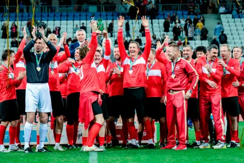 Даже мяч был уникальный. Павлюченко (представь, какой ты старый) забил гол за ветеранов «Спартака»