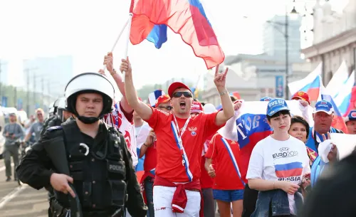 Массовое побоище под флагом России. Марш футбольных фанатов в Польше закончился кошмаром