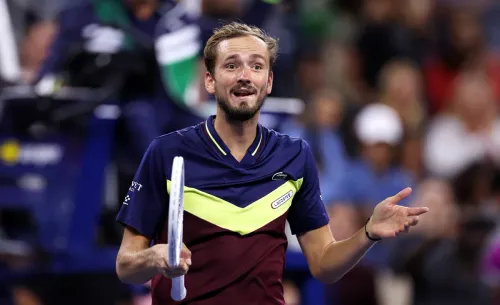 Медведев ругался с фанатами и хитрил. А помог победить россиянину… дождь!