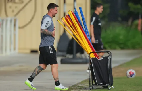 Месси не поехал в «Барселону». Теперь «Барселона» едет к Месси