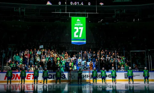 Свитер Амирова подняли под своды арены. «Салават» не смог отойти от шока