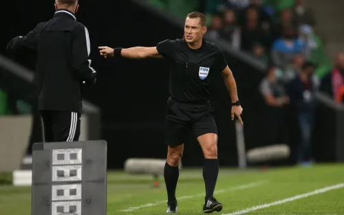 ВАР стал врагом футбола. Система помощи арбитрам умрёт, едва родившись?