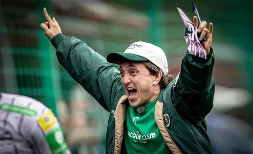 Комик Дорохов истерил и оскорблял фанатов. 2DROTS и ФК 10 устроили массовую драку во время матча