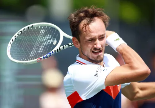 Медведев сам себя сломал по ходу матча. Россиянин в прямом смысле подарил австралийцу победу