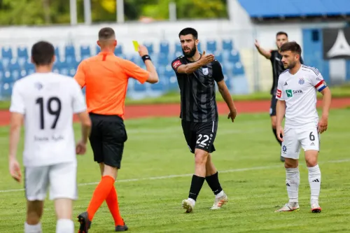 «Не трогай мою мать!». Хорват чуть не разорвал судью из-за оскорблений