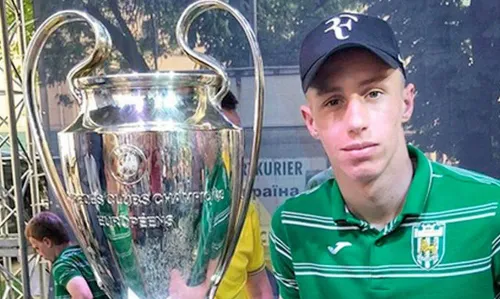 Украинский футболист отпраздновал победу с флагом России. Его тут же вышвырнули из клуба