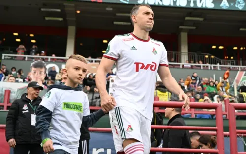 Школьника из России затравили за «футбольную» причёску. За парня вступился даже Дзюба