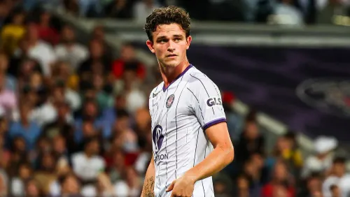 Футболист обобрал партнёров по команде и влез в огромные долги. В команде начался бунт!