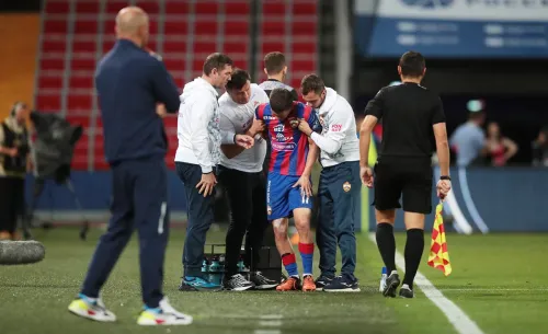 17-летнего футболиста ЦСКА увезли со стадиона на скорой. У парня отказала нога