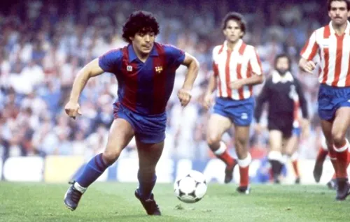 Удар «коленом бога». Марадона вырубил соперника на глазах короля