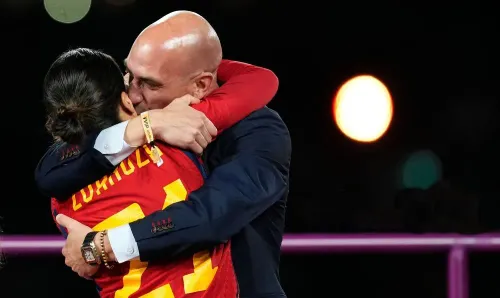 Глава испанского футбола отказался уходить в отставку из-за «поцелуя». Впереди большие неприятности?