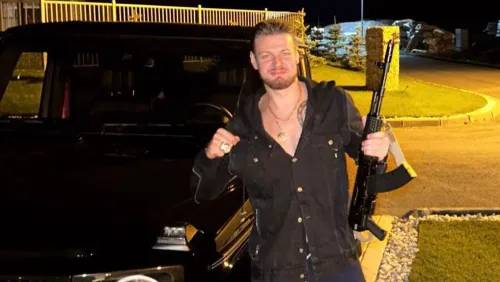 Российская звезда НХЛ попал в очередной скандал. В Сети обнаружили его фото с оружием