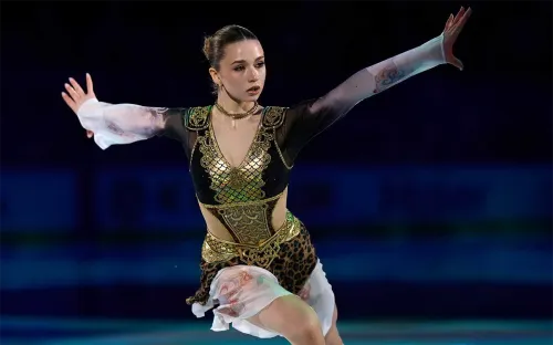 8 марта по-китайски. Валиеву в Шанхае осыпали цветами, игрушками и криками