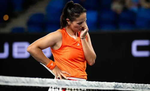 Подвела своих, но им всё равно. Что окружало новый кошмар Дарьи Касаткиной в Австралии