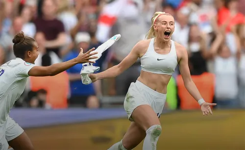 Гол забила, грудь показала. Видео с эффектной футболисткой вирусятся в соцсетях