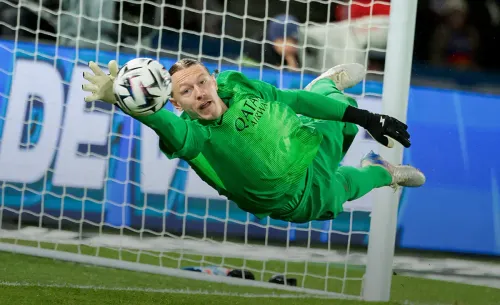 Фаны «ПСЖ» восхищены Сафоновым. На перформанс вратаря жена Забарного ответила русофобией