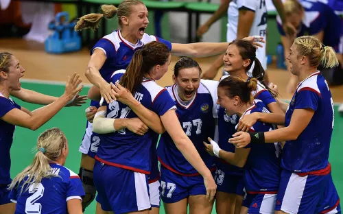 «Играет гимн, пьедестал, наворачиваются слёзы». Гандболистка Петрова – о победе на ОИ-2016