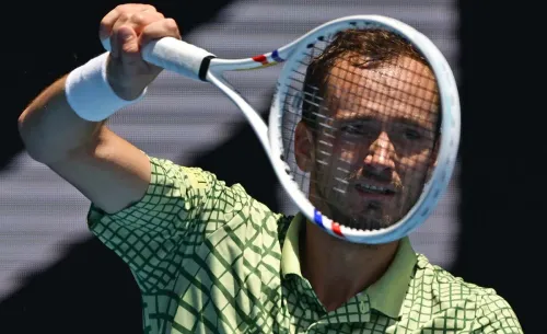 Медведев сражался с багажником, Мирра уколола тренера. Наши звёзды стартовали в Австралии