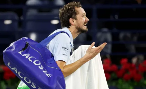 Медведев с треском проиграл в Дубае. Россиянин скандалил и ругался с судьёй