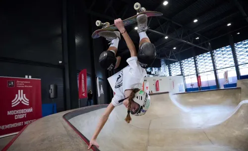 По личному приглашению США с российским флагом. Наша скейтбордистка в 15 лет покоряет мир