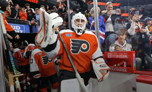 Перепутал ворота, сделал чудо-сейв и принёс клубу важный балл. Яркий дебют Федотова в НХЛ