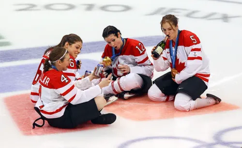 Устроили пьянку на льду. Канадки вляпались в скандал после финала Олимпиады