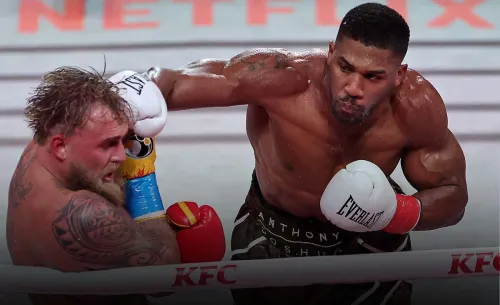 Бой Пола и Джошуа – спектакль. Почему мы всё ещё это смотрим?