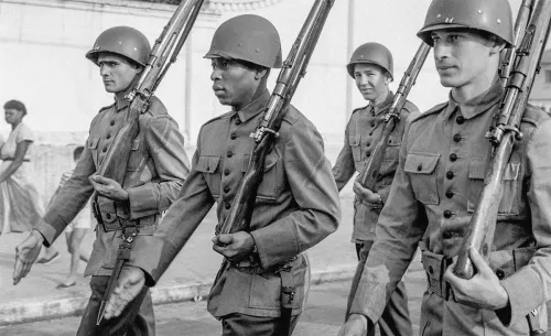 Король футбола с винтовкой в руках. Как великий Пеле в армии служил