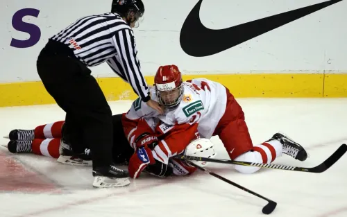 Российского хоккеиста грязно бортанули в международном матче. Чех ещё и полез с кулаками