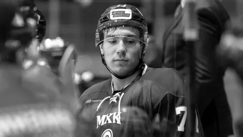 Российского хоккеиста убил мощный бросок соперника. Шайба угодила парню прямо в голову