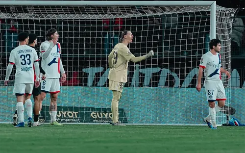 Четыре удара — три пропущенных мяча. Сафонова во Франции смутил безумный коллега