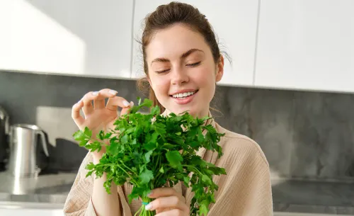 Ешьте зелень горстями! Почему она должна быть на столе каждый день?