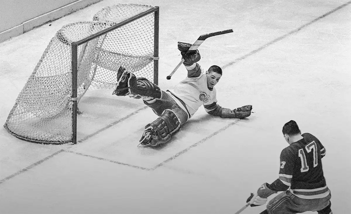 Он десятилетиями держал ворота на замке. Но сам вышел из боя израненным героем