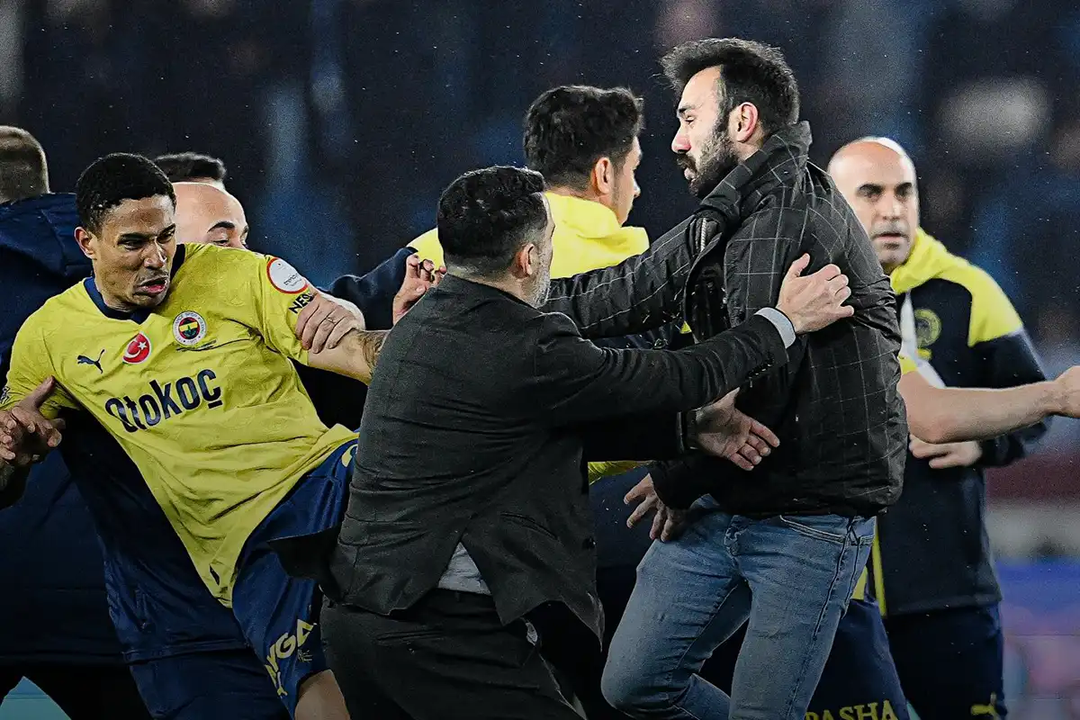 Массовая драка в чемпионате Турции! Футболисты спасались от фанатов как могли