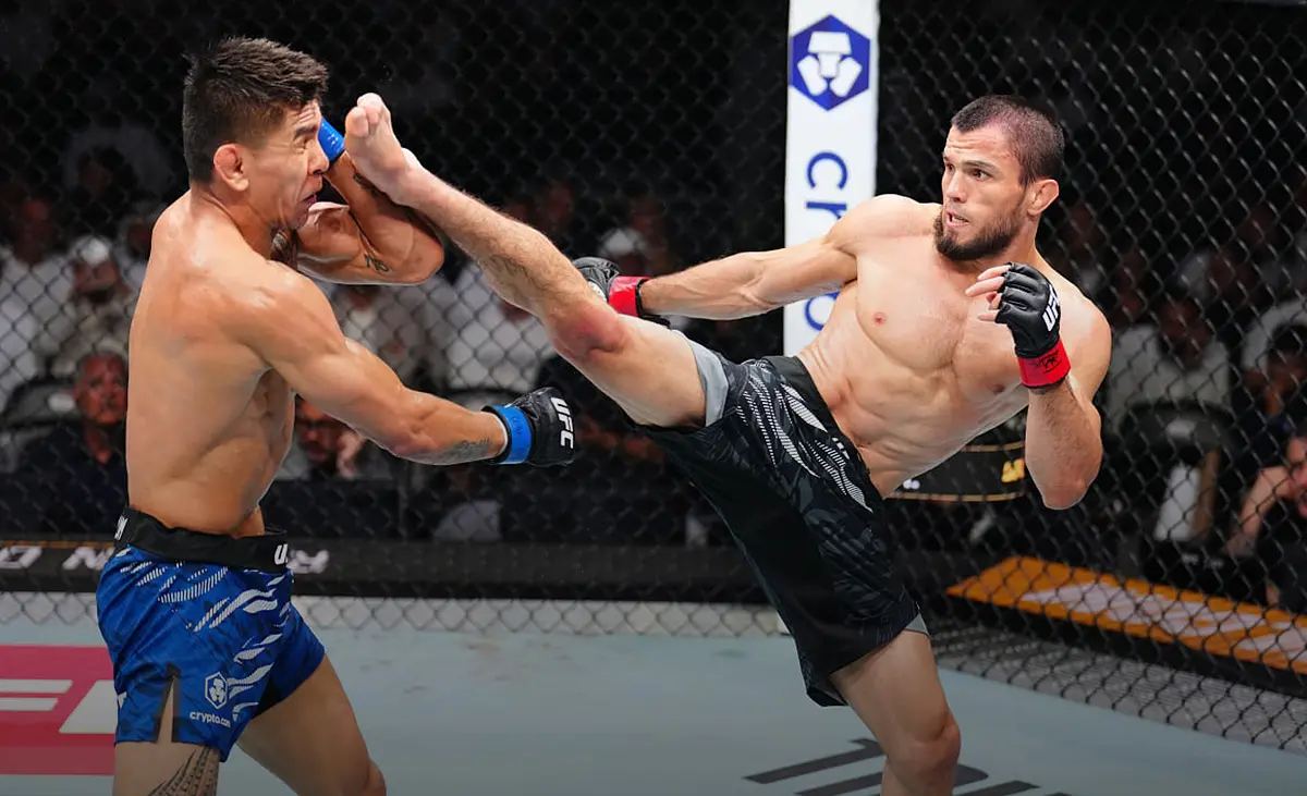 «Проглотил» жуткий удар, но спас бой. Брат Хабиба возил американца как тряпичную куклу 