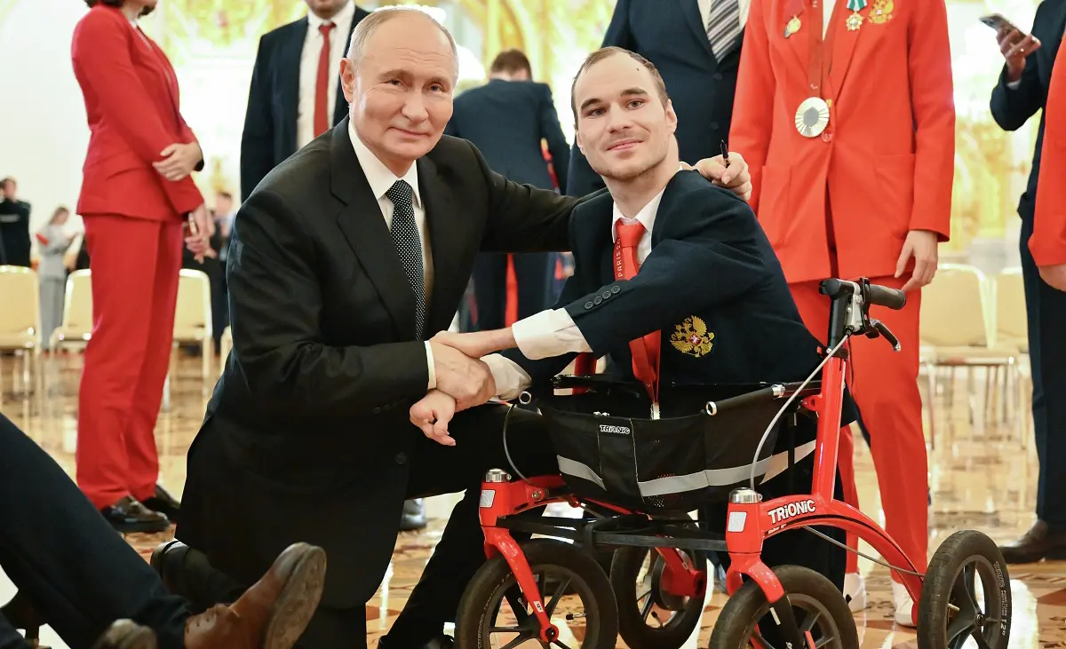 vladimir_putin_i_dvukratnyy_serebryanyy_prizer_paralimpiady_2024.webp